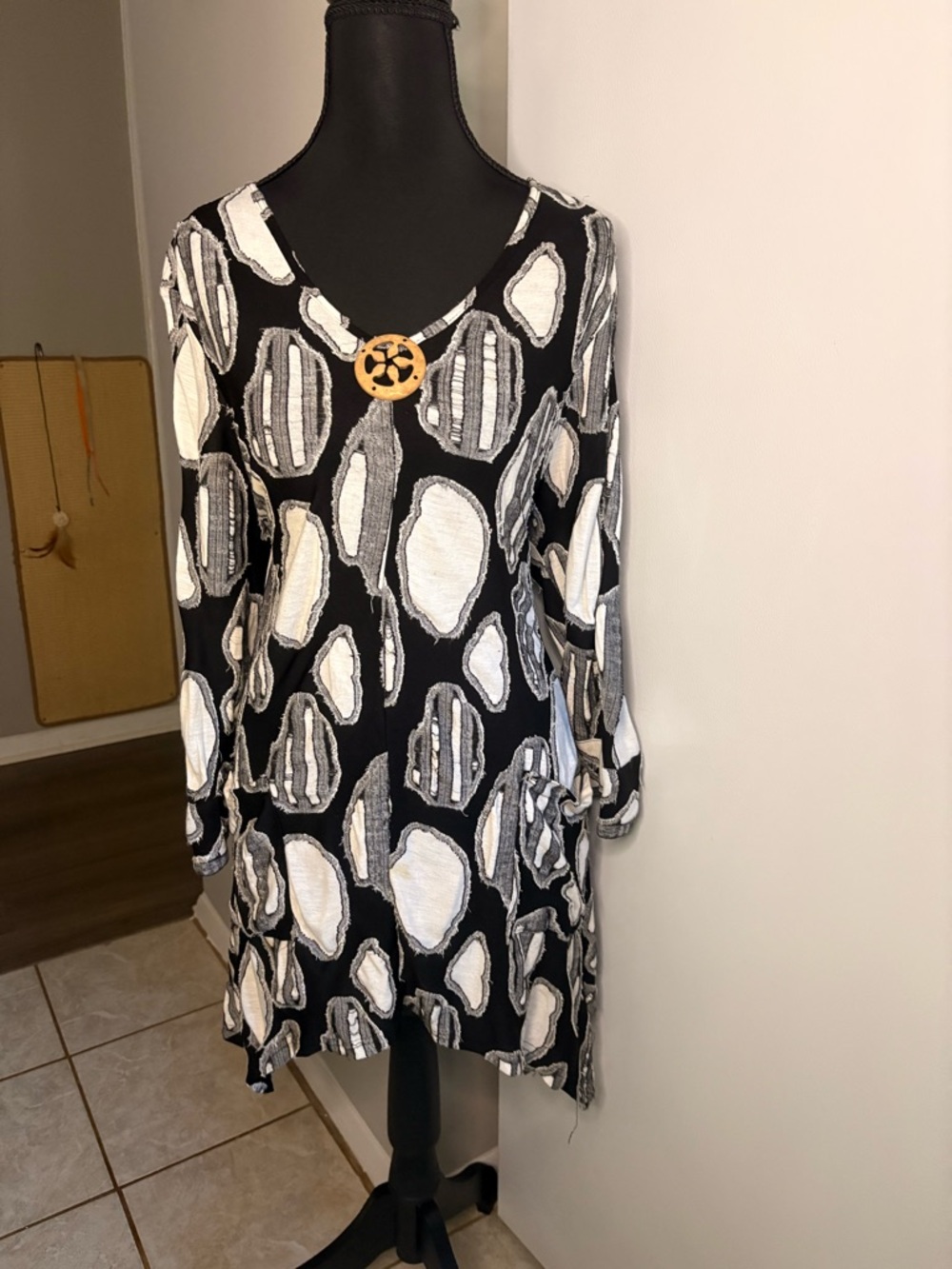 Y2K asymmetrical Black & White Abstract V-Neck Tunic sun Dress w wooden broach